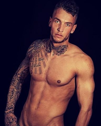 Mannelijke stripper met tattoos