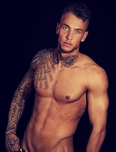 Mannelijke stripper met tattoos