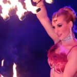 Striptease Eva geeft een vuurshow