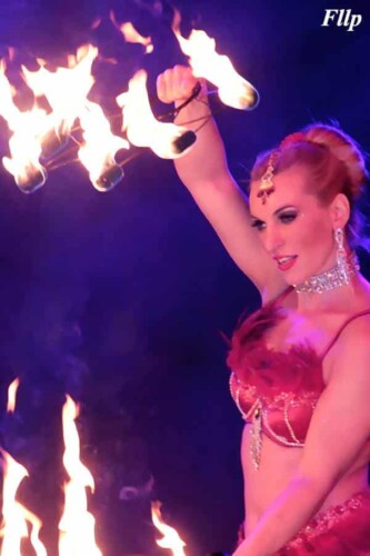 Striptease Eva geeft een vuurshow