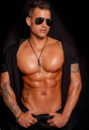 Latino stripper Gabriel als politie agent