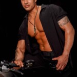 Mannelijke stripper zit op een motor - Showtime Agency