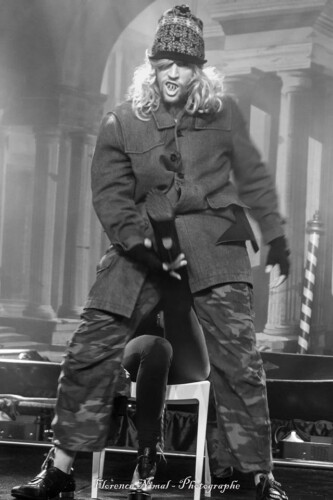 Stripper Jay met de komische striptease show als zwerver