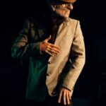 Komische striptease show als opa