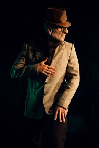 Komische striptease show als opa