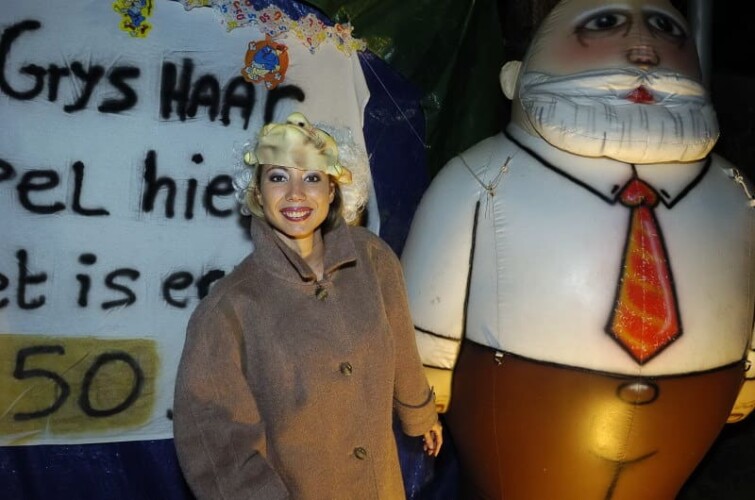 Oude dame striptease