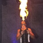 Showdance act met vuurspuwen in Matrix thema