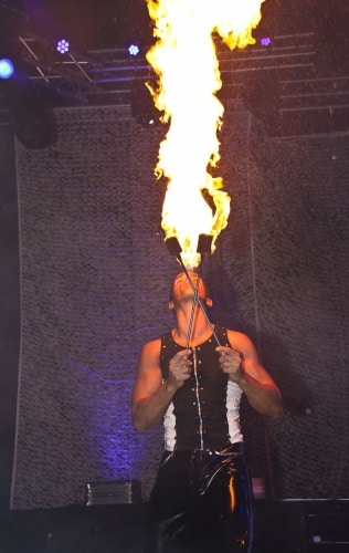 Showdance act met vuurspuwen in Matrix thema