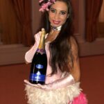 Taart striptease show bij het verjaardagsfeest