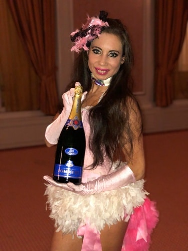 Taart striptease show bij het verjaardagsfeest