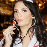 Zuster striptease show