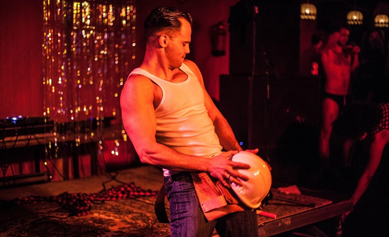 Mannelijke stripper als bouwvakker