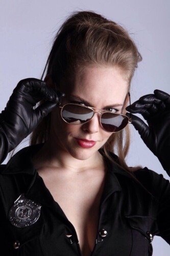 Vrouwelijke politie stripper Lilly